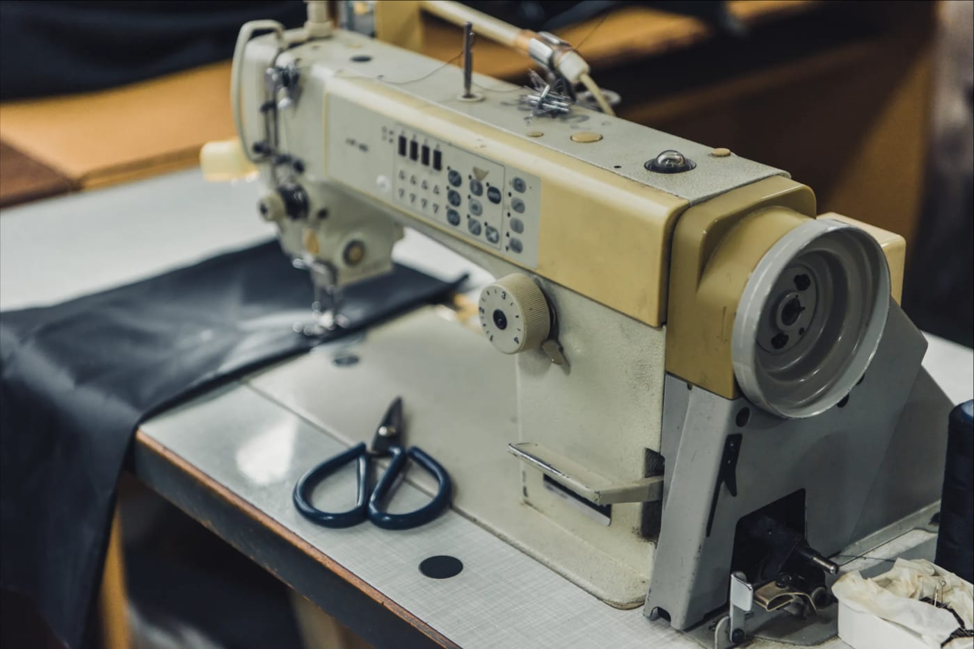 Máquina de coser industrial vintage en el taller