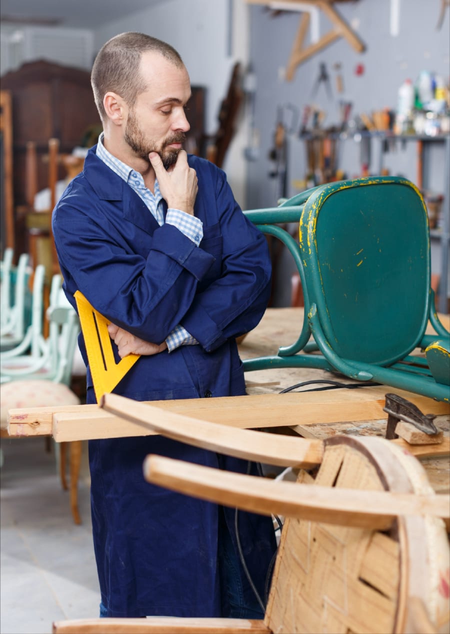 Tapicero artesano en su taller