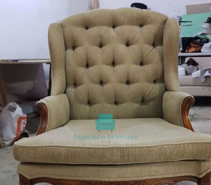 Butaca tradicional beige con marco de madera