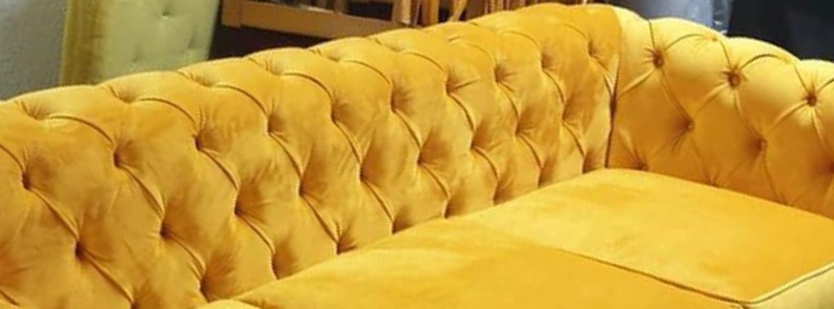 Sofá Chesterfield retapizado en terciopelo amarillo