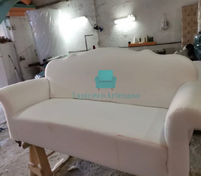 Sofá blanco recién tapizado